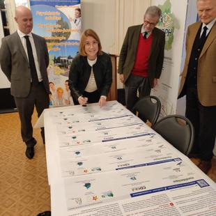 Signature de la Charte Romain Jacob par Mme DUMAY